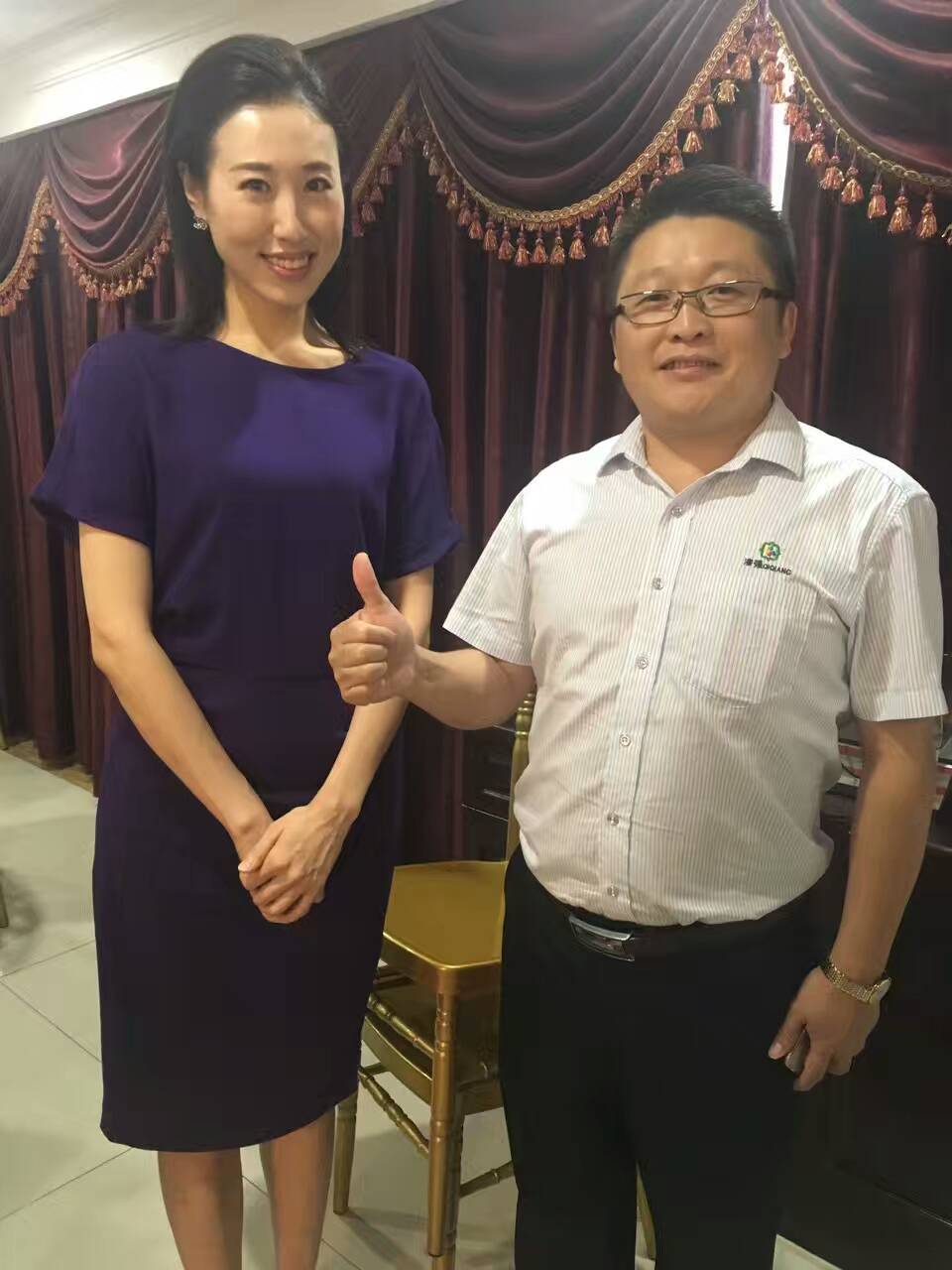 央视主持人夏善蓥（左）和小蝌蚪视频下载污化工总经理张文（右）合影